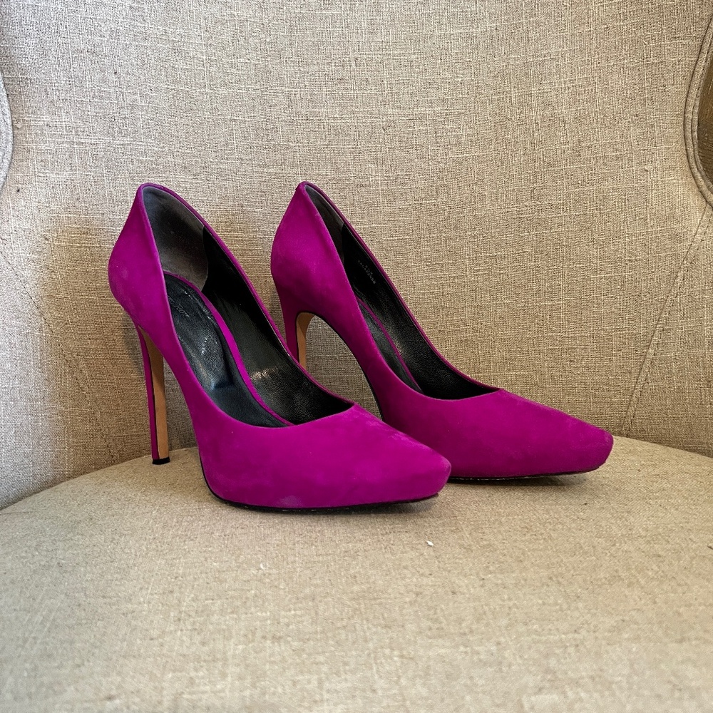 Rachel Roy 'Gardner' 5' high heel pump. 8.5 size Fuchsia suede leather.
